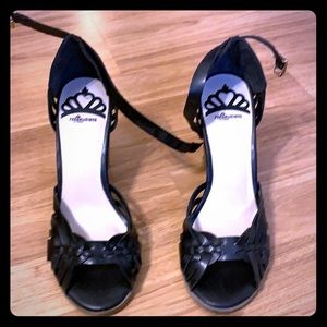Fergalicious 4 inches black heels Size 7.5